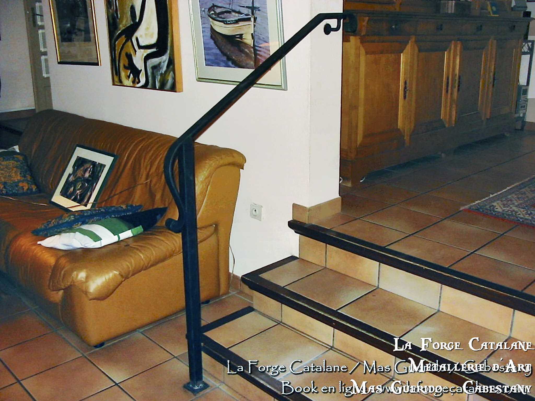 main courante en fer plat sur poteau en fer tube carre forge catalane.jpg